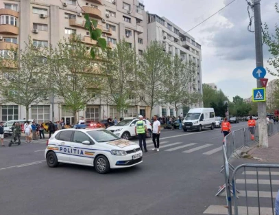 Un bărbat s-a urcat pe sediul ÎCCJ și amenință că se aruncă. Strigă „Turul 2 înapoi!” FOTO Un bărbat s-a urcat pe sediul ÎCCJ și amenință că se aruncă. Strigă „Turul 2 înapoi!” FOTO